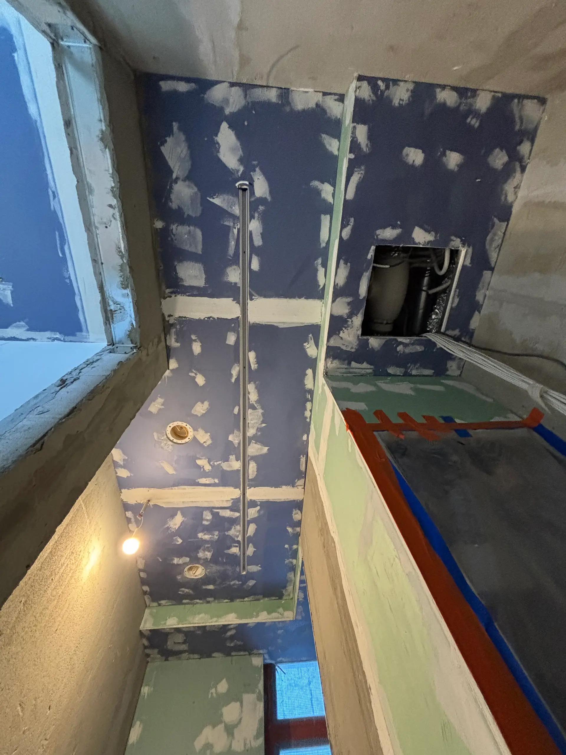 Монтаж виброизолирующих подвесов на потолке